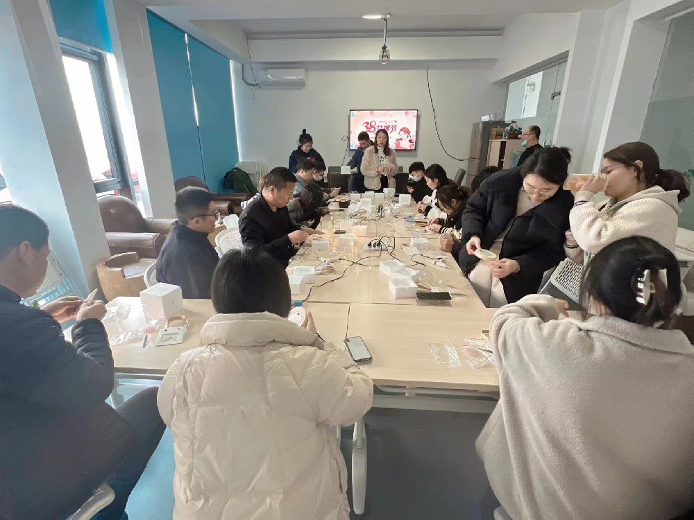 情暖“三八”节 感恩求奋进